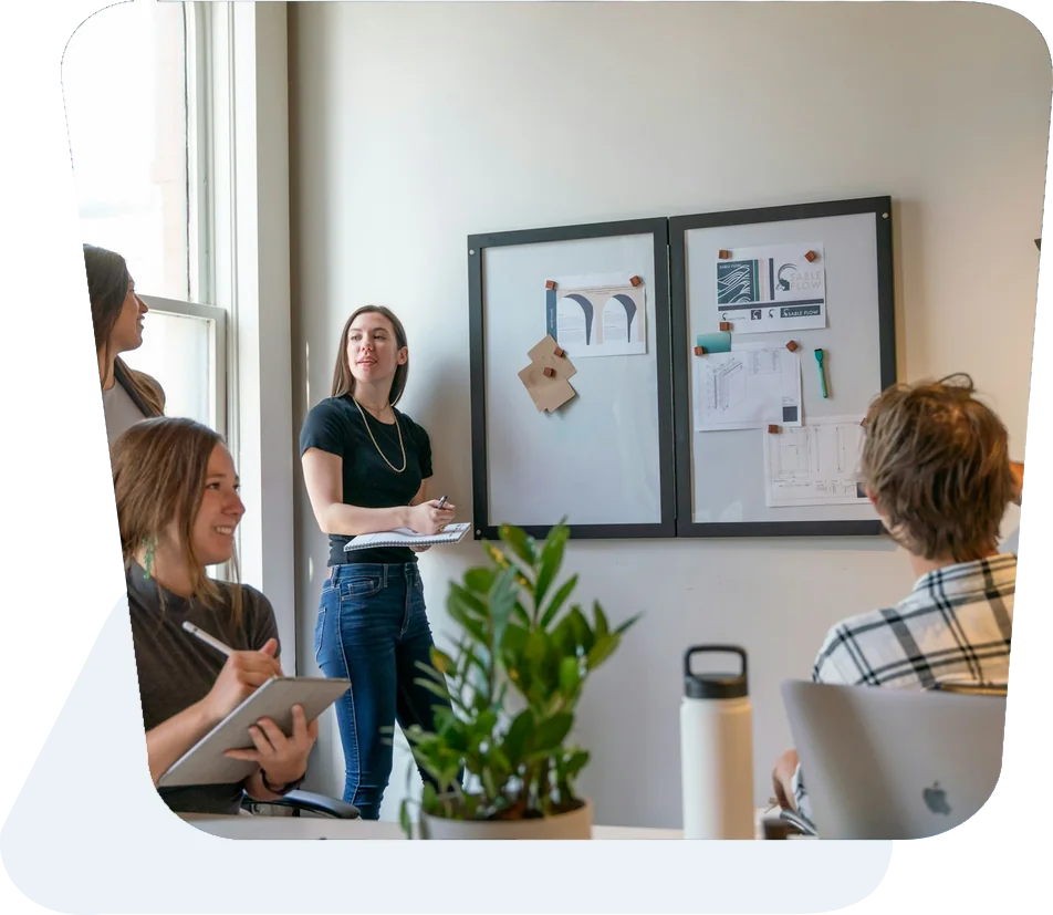 Aydınlık bir ofiste pano önünde kampanya stratejisi üzerine çalışan ekip